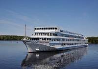 Классический четырехпалубный теплоход  «Максим Литвинов», проект 302-М